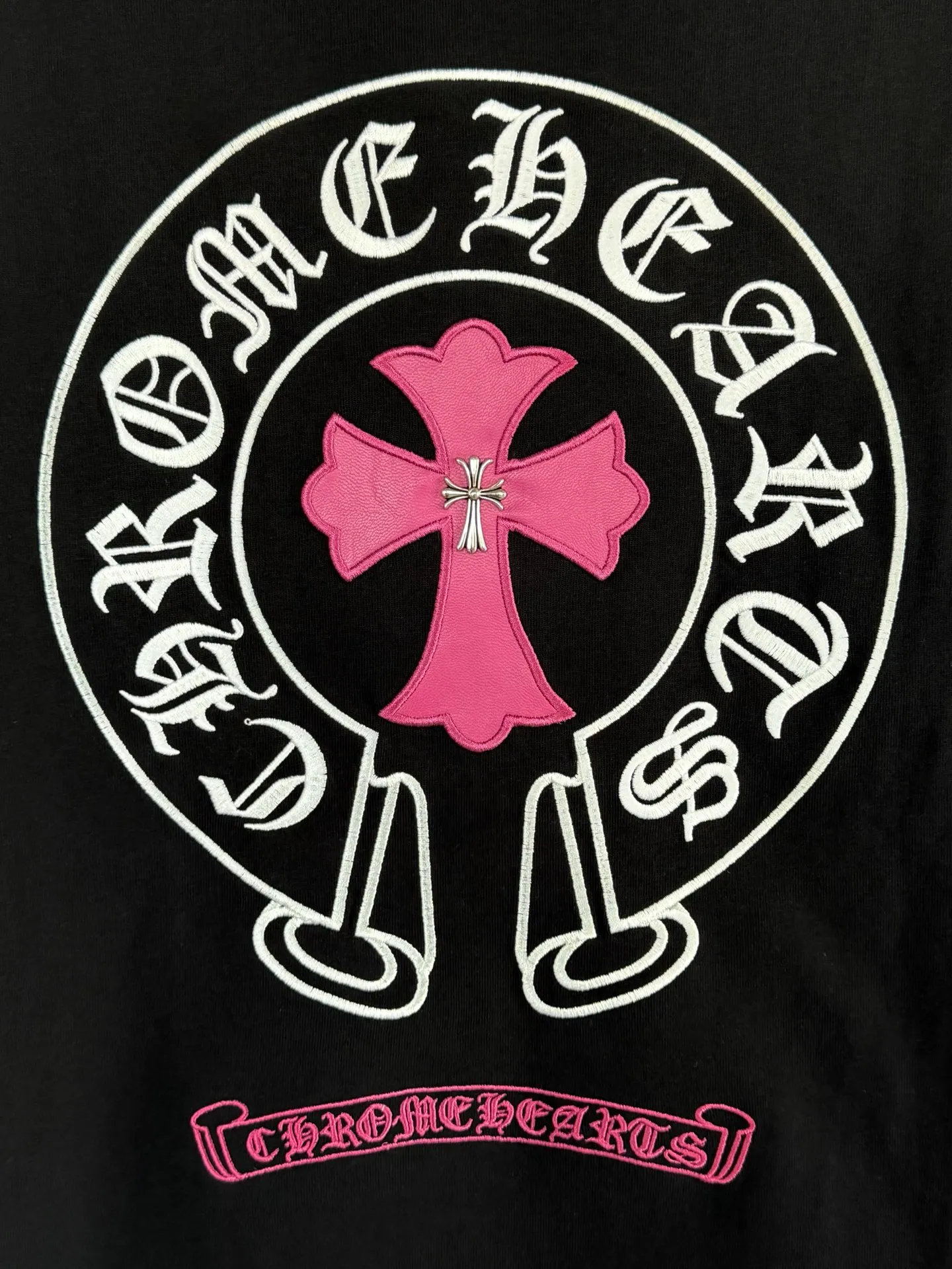 P170 [High Quality] Chrome hearts T-shirt short sleeve. The new model is embroidered with leather horseshoe logo on the front and back, and the back panel is designed with leather ten-rivet embroidery. High-end custom-made 32-count 285-gram fabric. Soft to the touch. Comfortable to wear. Exquisite stitching. Fine workmanship. The upper body effect is incomparably handsome! Same style for men and women Color: Black White Size: S to xL Size chart S: Shoulder width 51 - Bust 55 - Clothing length 70 M: Shoulder width 53 - Bust 57 - Clothing length 72 L: Shoulder width 55 - Bust 59 - Clothing length 74 XL: Shoulder width 57 - Bust 61 - Clothing length 76